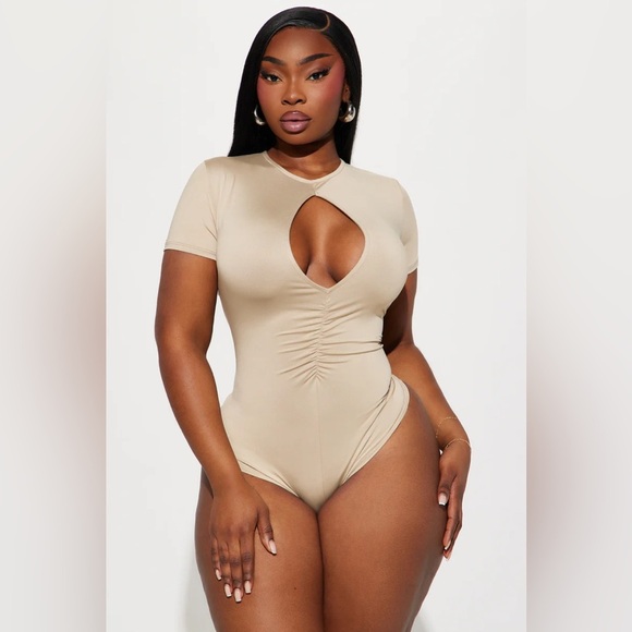 Women’s Stand Out Short Sleeve Crewneck Thong Bodysuit | Color: Taupe | NEW/NWT! - Picture 5 of 9